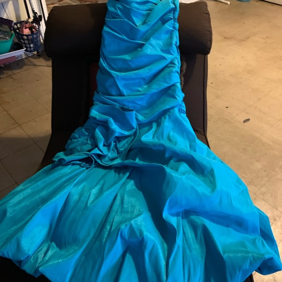 Evening wear - Picture 9 of 11